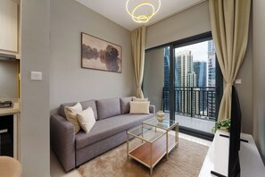 TV - Modern 1 Bedroom in Business Bay (Dubai)