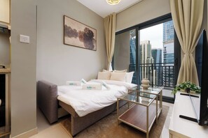 Desk, iron/ironing board, travel cot, WiFi - Modern 1 Bedroom in Business Bay (Dubai)