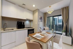 Fridge, microwave, oven, stovetop - Modern 1 Bedroom in Business Bay (Dubai)