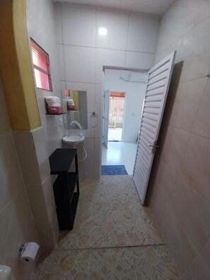 Habitación familiar, balcón, vista al jardín | Baño | Jabón, shampoo, papel de baño 