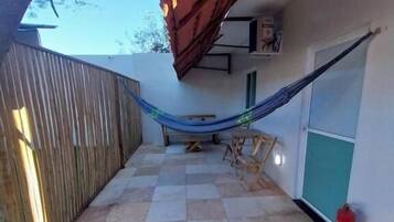 Family Room, Balcony, Garden View | Tempat makan luar