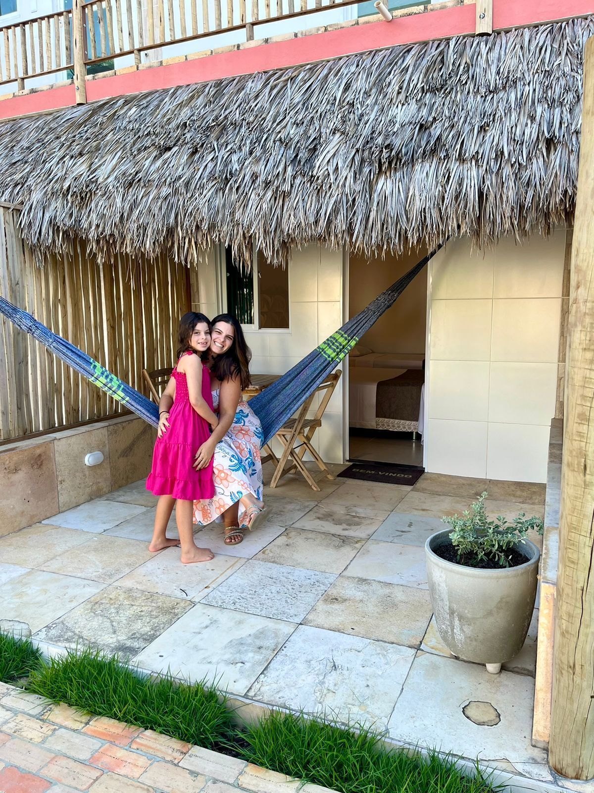 Quarto triplo básico, sacada, vista para o jardim | Detalhe da fachada