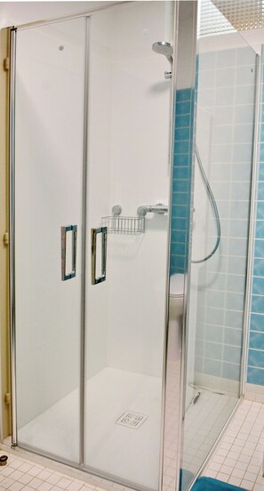 Douche, sèche-cheveux, serviettes fournies, savon
