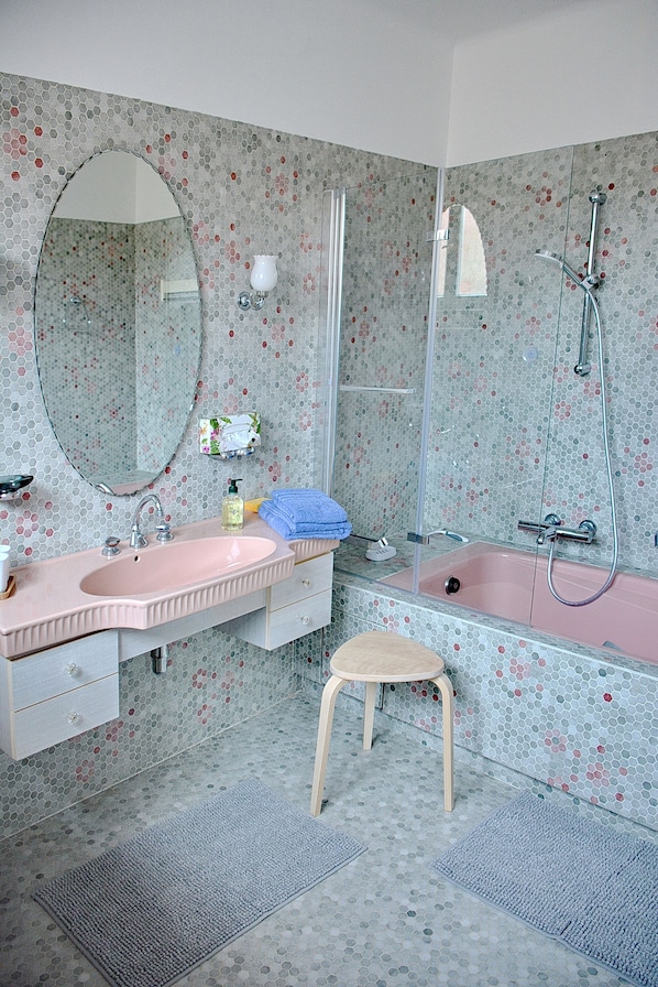 Douche, sèche-cheveux, serviettes fournies, savon
