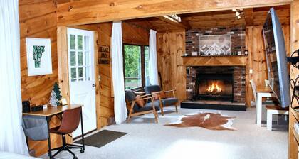 Private Cabin 4BR 3BA, Fire pit, Pool table, BBQ Weber Grill, Babbling Brook