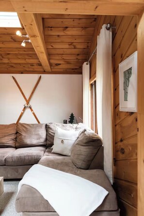 Interior - Private Spring Cabin Close To Hiking Trails, Somerset Lake, & Golf Course (Dover)