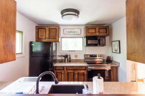 Private cabin: 7 mins to slopes, wood fireplace, dog friendly, near golf course