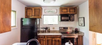 Private cabin: 7 mins to slopes, wood fireplace, dog friendly, near golf course