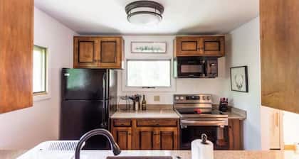 Private cabin: 7 mins to slopes, wood fireplace, dog friendly, near golf course