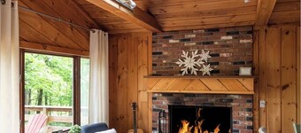 Private Cabin 4BR 3BA, Fire pit, Pool table, BBQ Weber, Babbling Brook, Cornhole