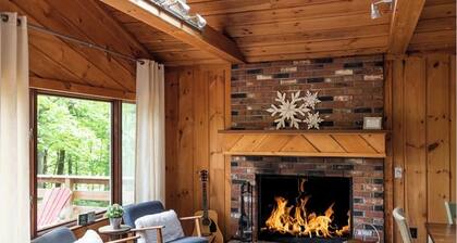 Private Cabin 4BR 3BA, Fire pit, Pool table, BBQ Weber, Babbling Brook, Cornhole