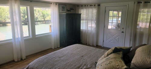 Riverside Retreat ~ Relaxing river and mountain views