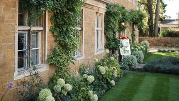 Exclusive House, Ensuite (Allington Manor ) | Garden