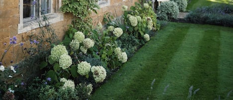 Exclusive House, Ensuite (Allington Manor ) | Garden
