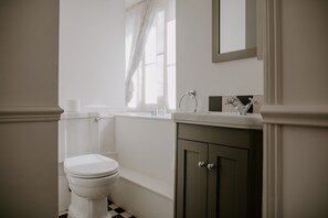 Superior Double Room, Garden View | Bathroom - Allington Manor (Allington)