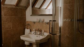 Une salle de bain avec une douche, un lavabo et des toilettes.