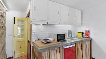 Frigorífico, microondas, placa de cocina y cafetera o tetera