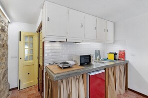 Réfrigérateur, four à micro-ondes, surface de cuisson, cafetière-théière