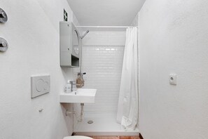 Shower, towels
