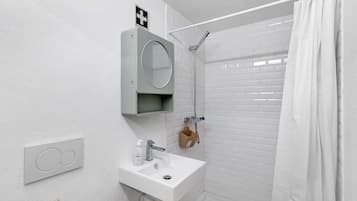 Shower, towels