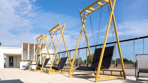 A rooftop terrace with outdoor seating and a clear sky. - Seaside Comfort Travemunde Stay (Lübeck)