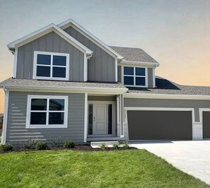 Exterior - Spacious 5BR Home Sleeps 12 - Pool - Family Friendly (Gardner)