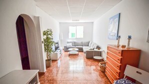 Una sala de estar con sofá, mesa de centro y cómoda.