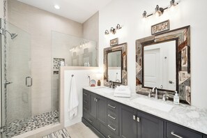 Douche, sèche-cheveux, serviettes fournies