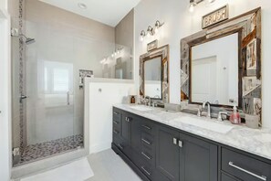 Bathroom - Waterdog I | Private Pool/Spa | Game Room | Golf Cart | Walk to Beach (Destin)