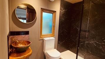 Douche, serviettes fournies, savon, papier toilette