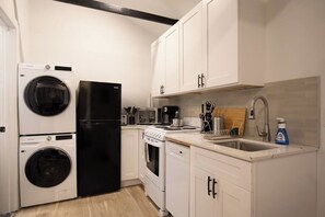 Private kitchen - Fabulous studio with AC Indianapolis (Indianapolis)