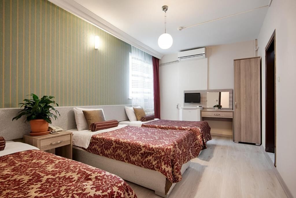 Habitación triple, vista a la ciudad