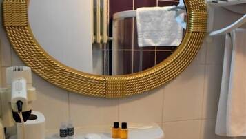 Familiekamer, uitzicht op de stad | Badkamer