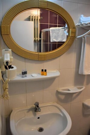 Family Room, City View | Bathroom - Dınar Hotel (Istanbul)