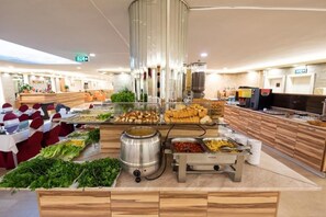 Un área de bufé con diferentes alimentos y una estación de café.
