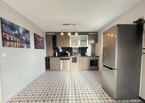 Private kitchen - Modern house with terrace and parking. Overlooking the city (Clermont-Ferrand)