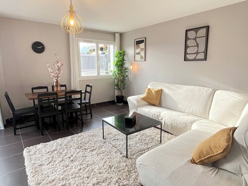 Maison moderne avec terrasse et parking.
Surplombant la ville