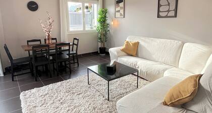 Maison moderne avec terrasse et parking.
Surplombant la ville