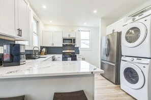 Private kitchen - Fabulous 4BR-2BA Home / Pet-Friendly / Full Amenities / Short & Long Stays (Indianapolis)