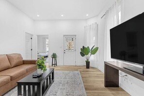 Living area - Fabulous 4BR-2BA Home / Pet-Friendly / Full Amenities / Short & Long Stays (Indianapolis)