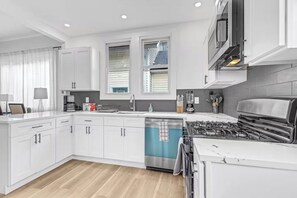 Private kitchen - Fabulous 4BR-2BA Home / Pet-Friendly / Full Amenities / Short & Long Stays (Indianapolis)