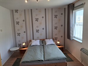 Iron/ironing board, WiFi, bed sheets