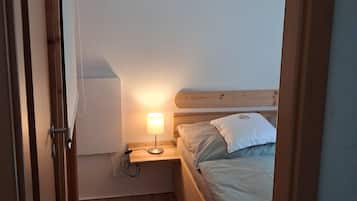 Silitysrauta/-lauta, Wi-Fi, vuodevaatteet