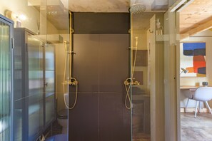 Een douche, een haardroger, handdoeken
