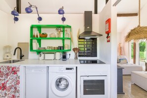Een koelkast, een magnetron, een oven, een kookplaat