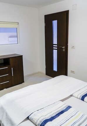 3 habitaciones, tabla de planchar con plancha, wifi y ropa de cama 