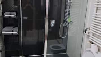 Douche, baignoire Ă jets, sĂšche-cheveux, bidet