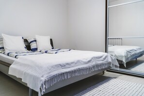 3 bedrooms, iron/ironing board, WiFi, bed sheets