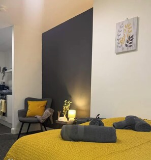 Iron/ironing board, WiFi, bed sheets - Liverpool Studio: Parking, WiFi & City Access (Merseyside)