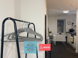 Interior - Liverpool Studio: Parking, WiFi & City Access (Merseyside)